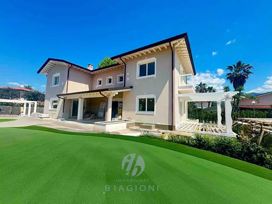 Immagine 1 di Villa in vendita  a Forte Dei Marmi