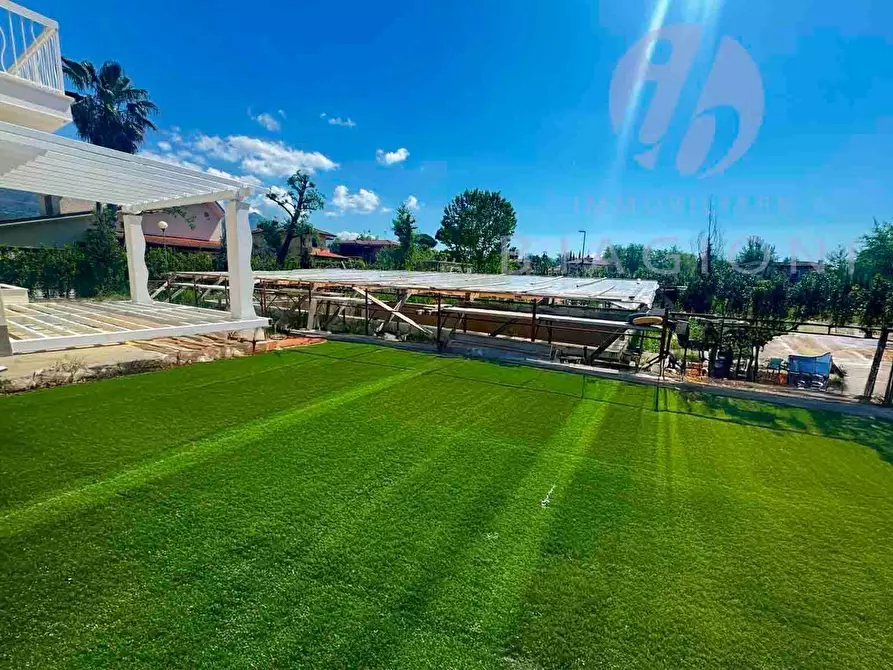 Immagine 3 di Villa in vendita  a Forte Dei Marmi