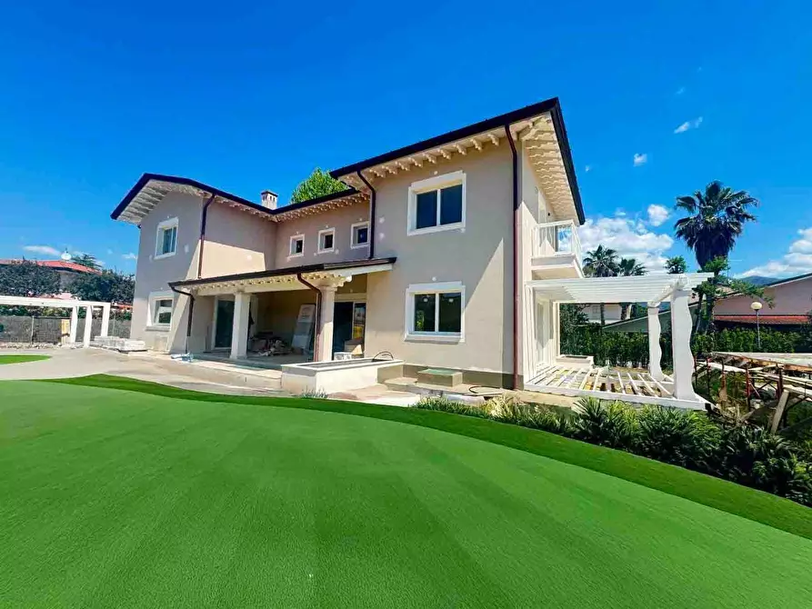 Immagine 2 di Villa in vendita  a Forte Dei Marmi