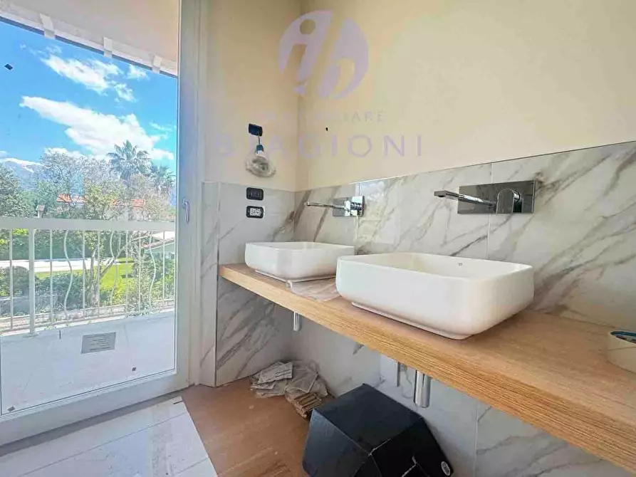 Immagine 8 di Villa in vendita  a Forte Dei Marmi