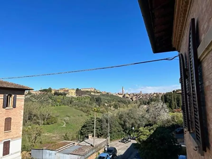 Immagine 1 di Appartamento in vendita  a Siena