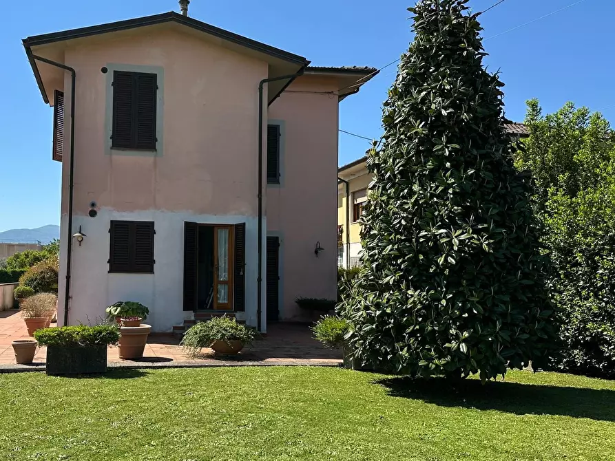Immagine 21 di Villa in vendita  a Lucca