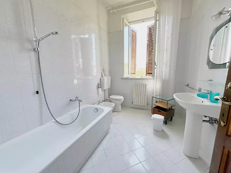 Immagine 19 di Villa in vendita  a Lucca