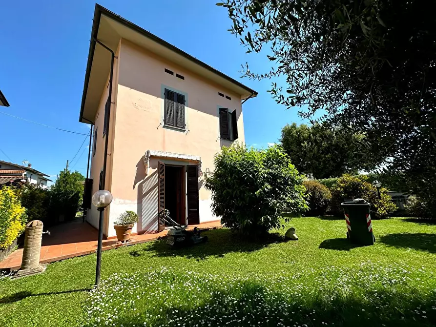 Immagine 1 di Villa in vendita  a Lucca