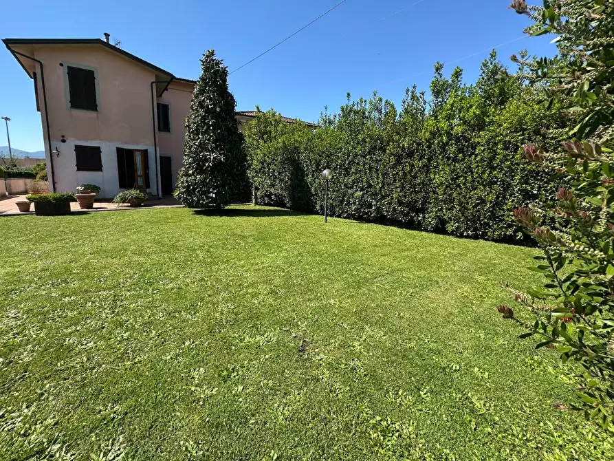 Immagine 2 di Villa in vendita  a Lucca
