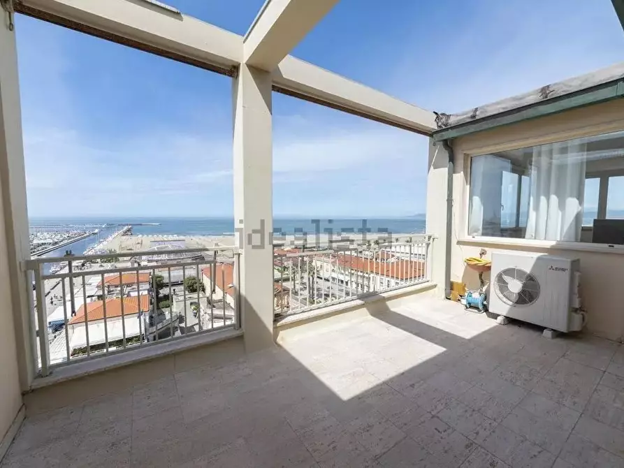 Immagine 16 di Appartamento in vendita  a Viareggio