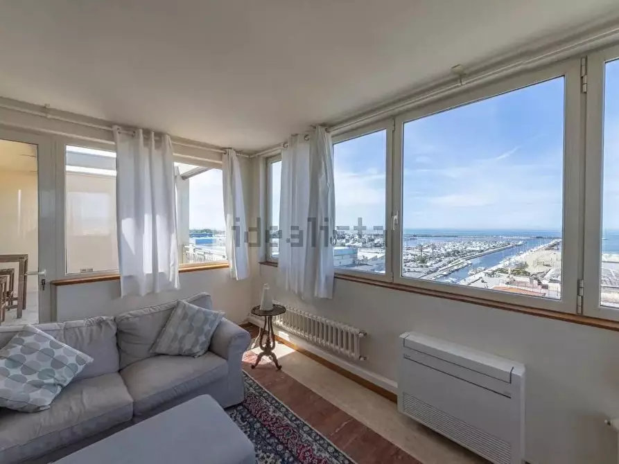 Immagine 1 di Appartamento in vendita  a Viareggio