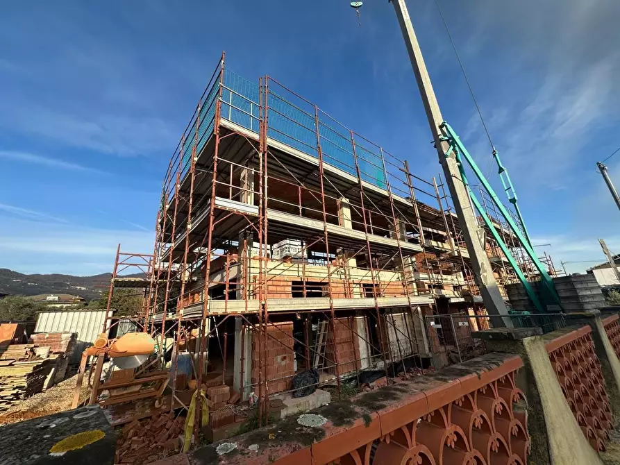 Immagine 1 di Casa trifamiliare in vendita  a Castelnuovo Magra