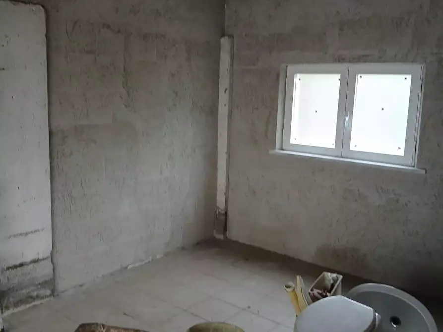 Immagine 1 di Deposito in vendita  a Castelnuovo Magra