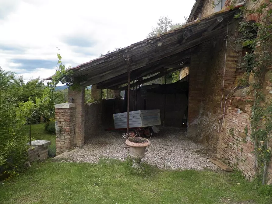 Immagine 24 di Casa colonica in vendita  a Siena