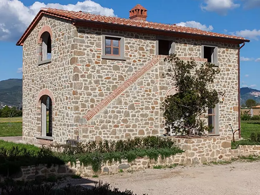 Immagine 1 di Casa colonica in vendita  a Cortona