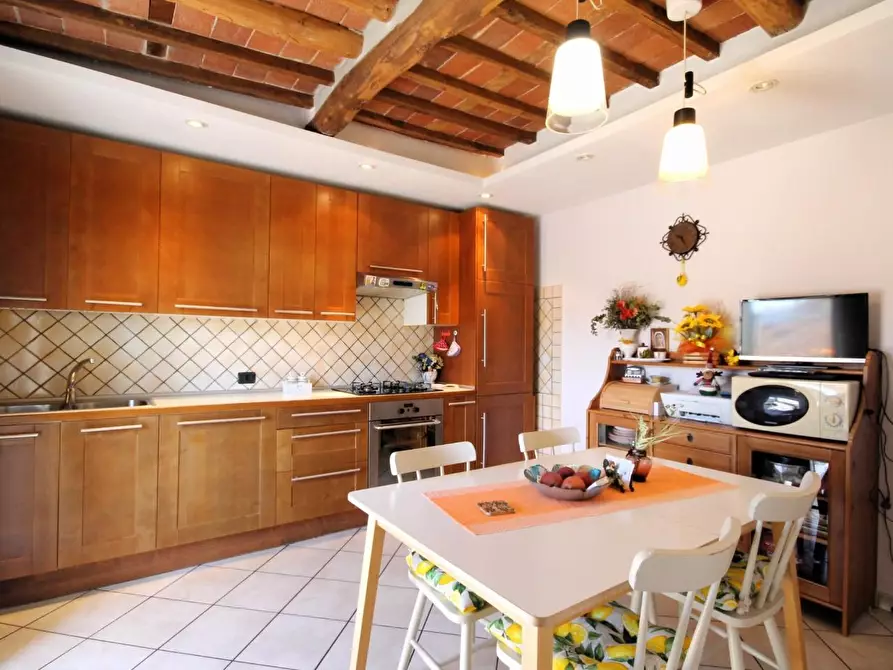 Immagine 5 di Appartamento in vendita  a Lucca