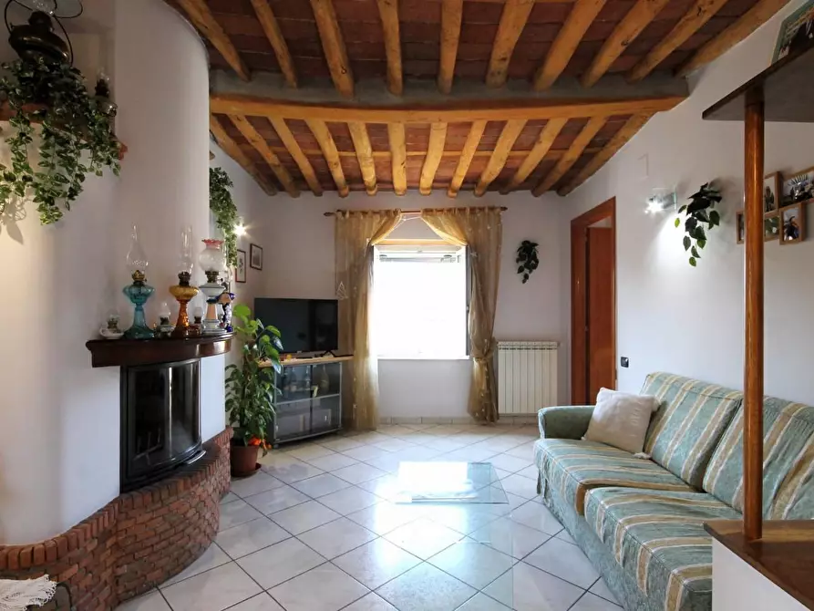 Immagine 4 di Appartamento in vendita  a Lucca