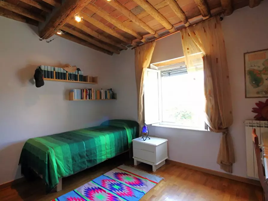 Immagine 13 di Appartamento in vendita  a Lucca