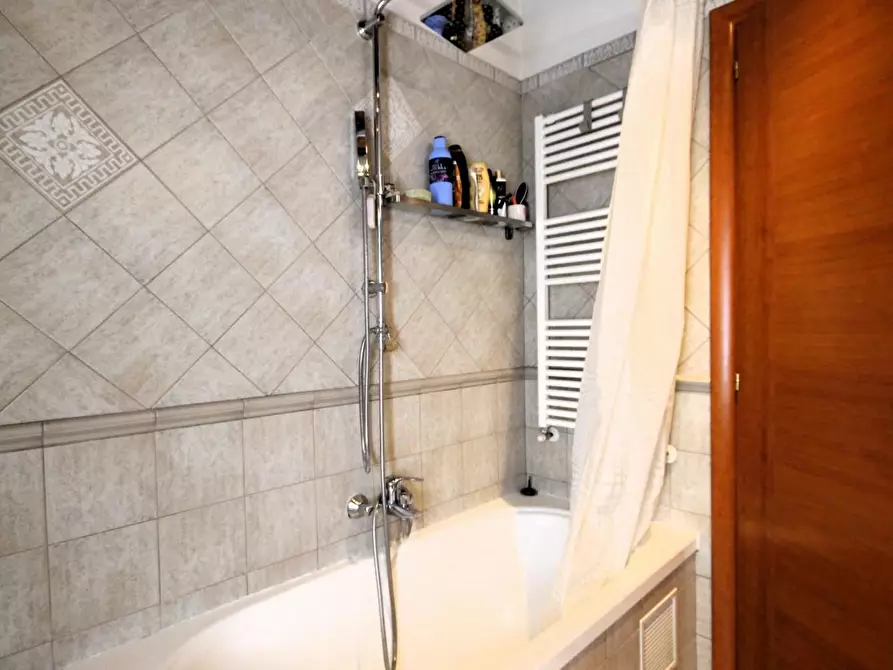 Immagine 17 di Appartamento in vendita  a Lucca