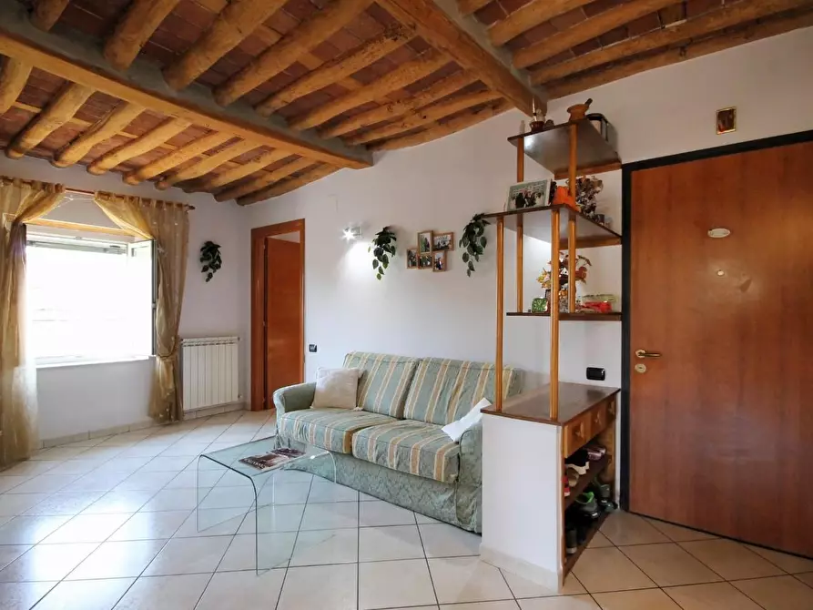 Immagine 2 di Appartamento in vendita  a Lucca