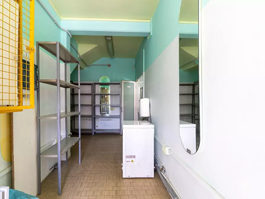 Immagine 10 di Locale commerciale in vendita  a Vinci