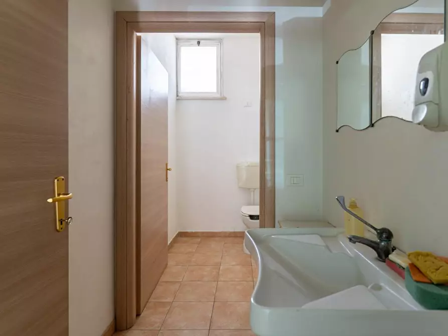 Immagine 5 di Locale commerciale in vendita  a Vinci