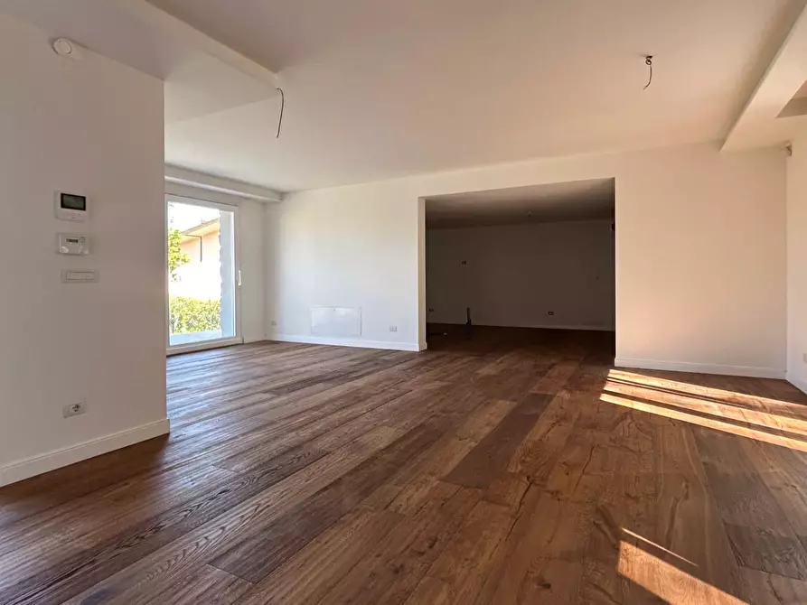 Immagine 12 di Villa in vendita  a Livorno