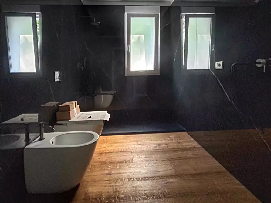 Immagine 10 di Villa in vendita  a Livorno