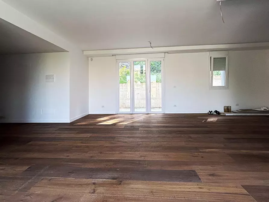 Immagine 11 di Villa in vendita  a Livorno