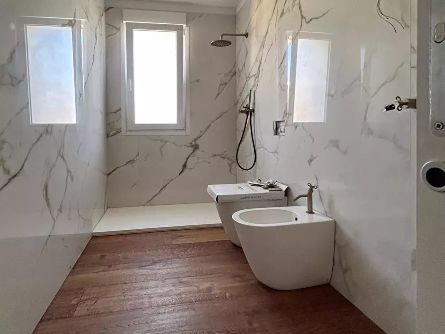 Immagine 9 di Villa in vendita  a Livorno