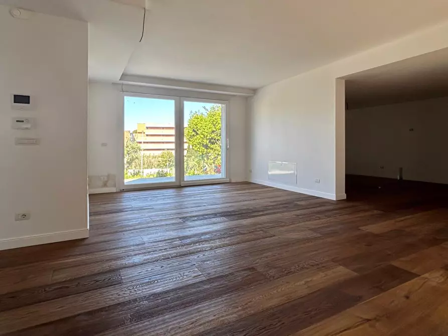 Immagine 5 di Villa in vendita  a Livorno