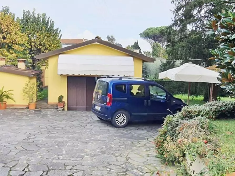 Immagine 18 di Villa in vendita  a Capannori
