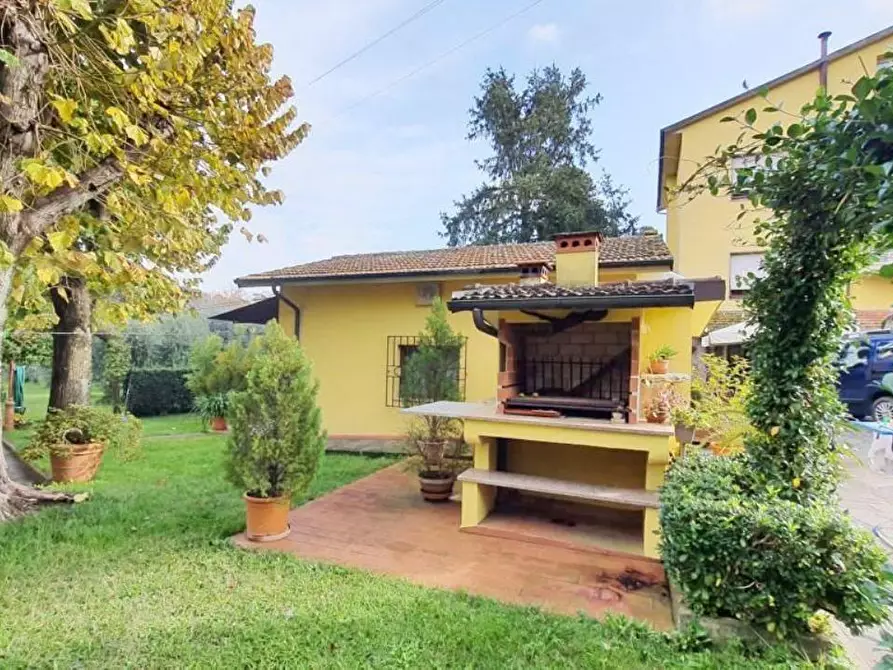 Immagine 25 di Villa in vendita  a Capannori