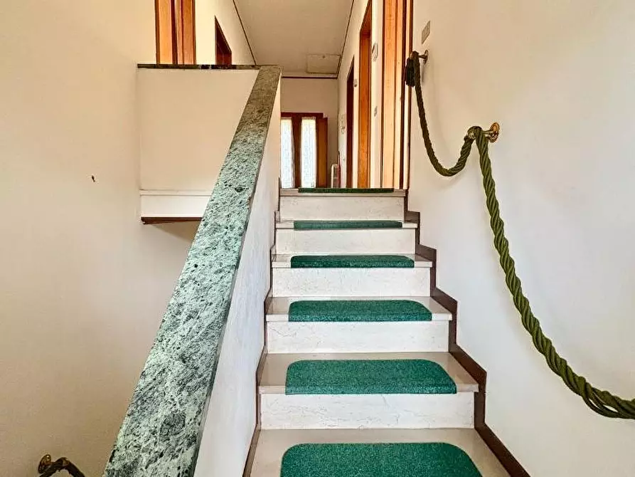 Immagine 28 di Villa in vendita  a Capannori