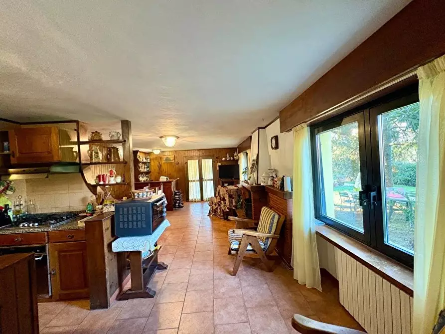 Immagine 10 di Villa in vendita  a Capannori