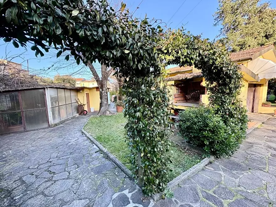 Immagine 7 di Villa in vendita  a Capannori