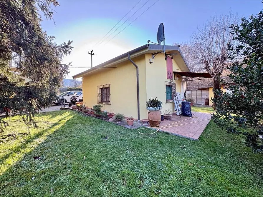 Immagine 5 di Villa in vendita  a Capannori