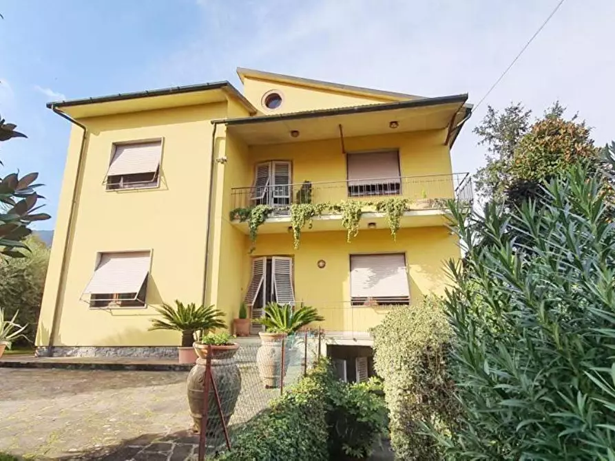 Immagine 27 di Villa in vendita  a Capannori