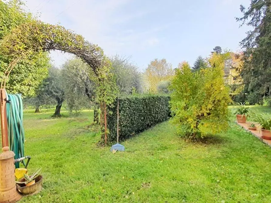 Immagine 2 di Villa in vendita  a Capannori