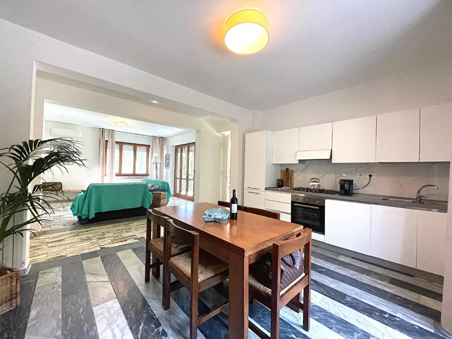 Immagine 11 di Appartamento in vendita  a Pietrasanta