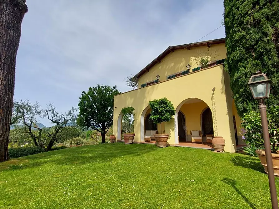 Immagine 2 di Villa in vendita  a Lucca