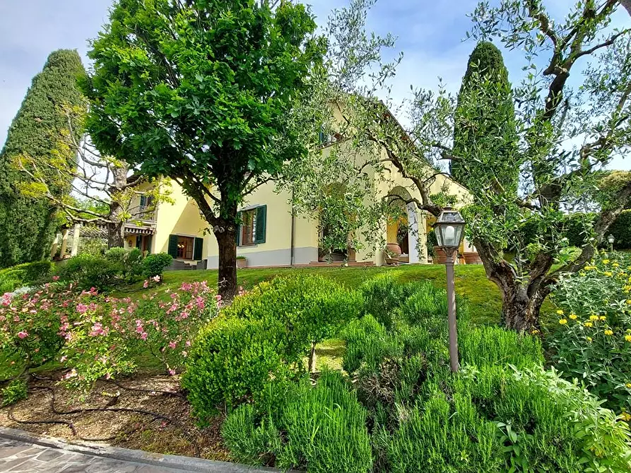 Immagine 11 di Villa in vendita  a Lucca