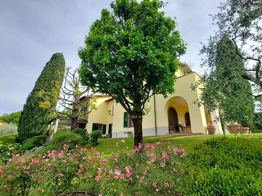 Immagine 5 di Villa in vendita  a Lucca