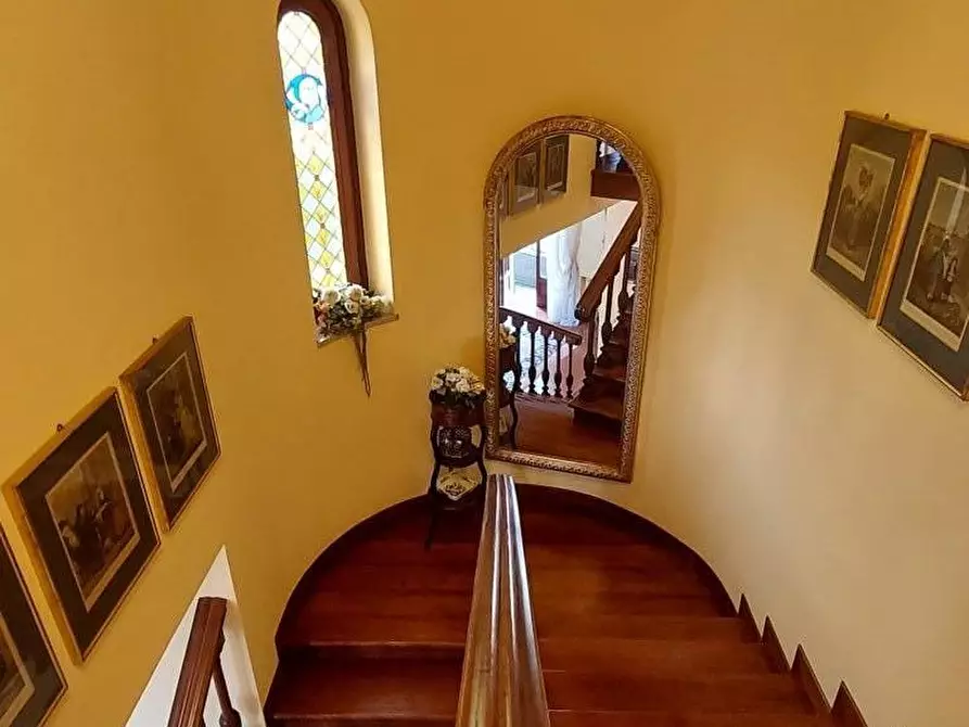 Immagine 33 di Villa in vendita  a Lucca
