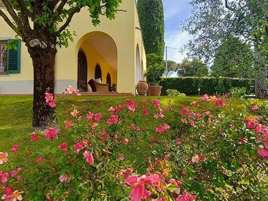 Immagine 14 di Villa in vendita  a Lucca