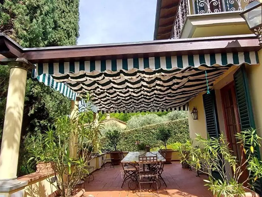Immagine 8 di Villa in vendita  a Lucca