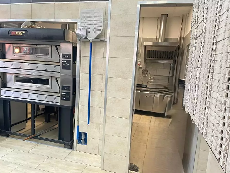 Immagine 15 di Attività commerciale in vendita  a Torino