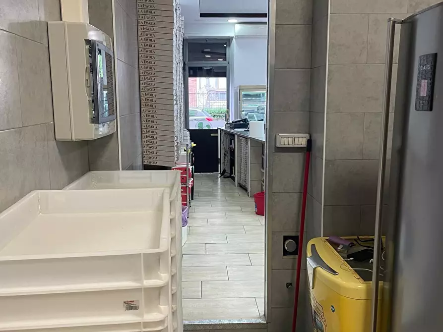 Immagine 12 di Attività commerciale in vendita  a Torino