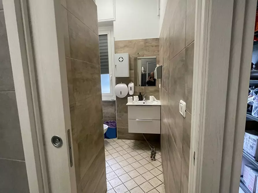 Immagine 25 di Attività commerciale in vendita  a Torino