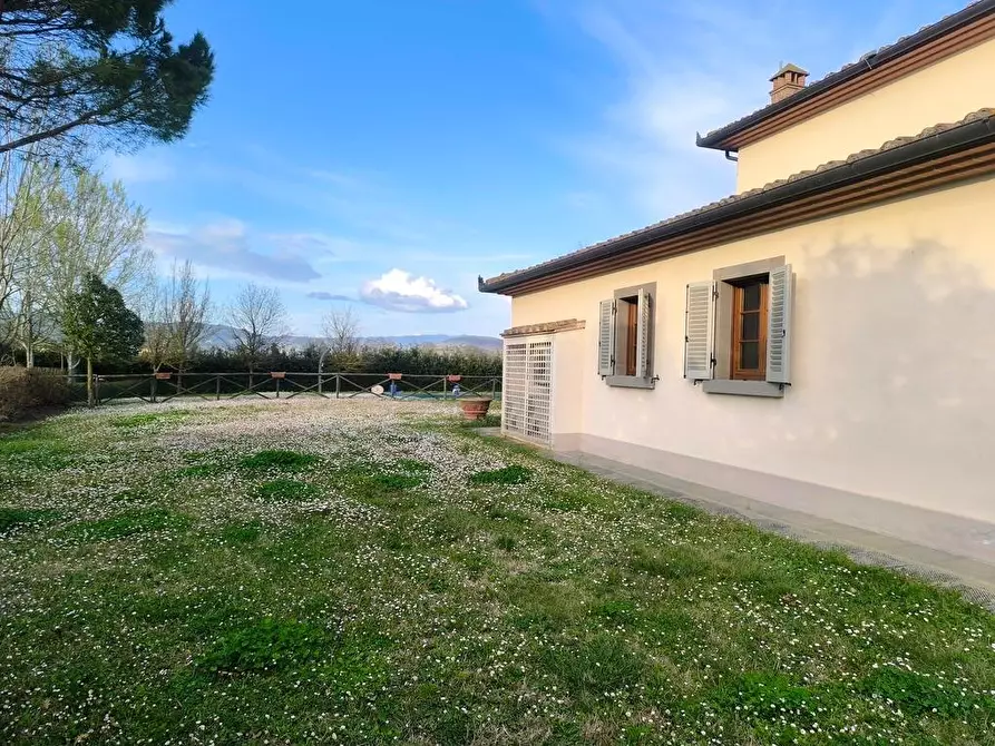 Immagine 7 di Casa colonica in vendita  a Cortona