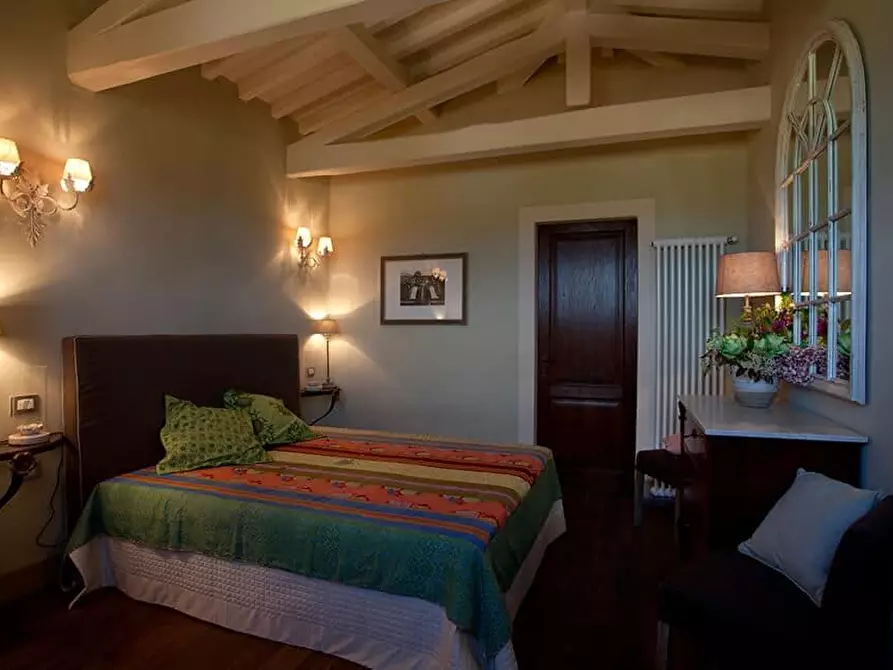 Immagine 19 di Casa colonica in vendita  a Cortona
