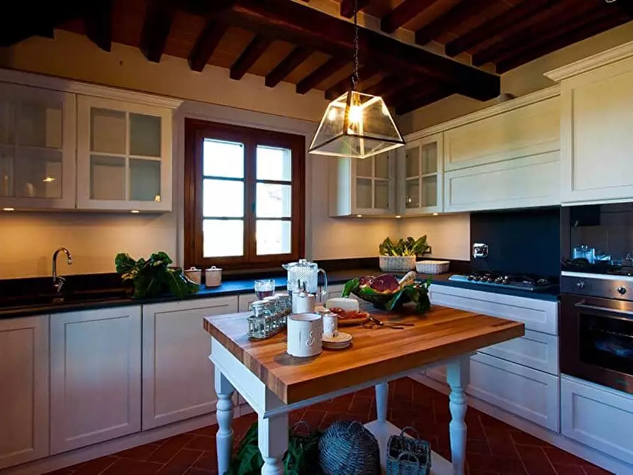 Immagine 16 di Casa colonica in vendita  a Cortona