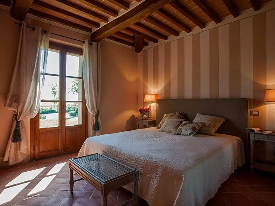 Immagine 21 di Casa colonica in vendita  a Cortona