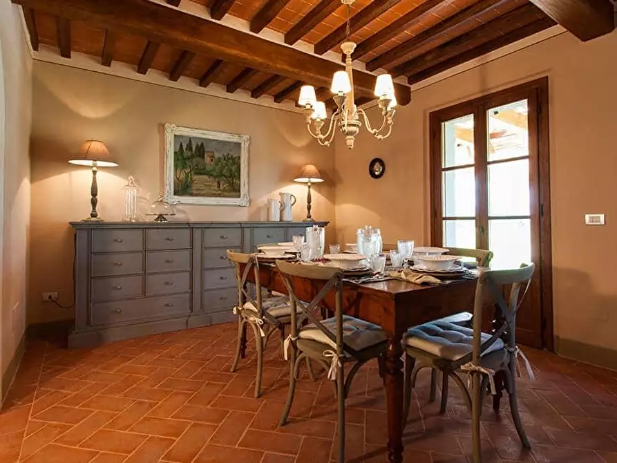 Immagine 15 di Casa colonica in vendita  a Cortona